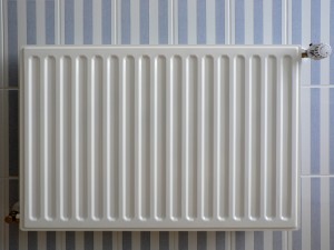 Radiator_op_blauw-wit-gestreepte_tegels